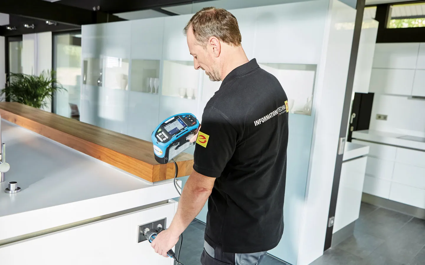 E-CHECK - Mitarbeiter prüft die Steckdosen in der Küche &middot; Hornetz